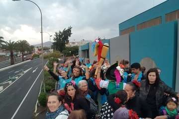 La  carroza anunciadora del Carnaval recorrió este miércoles el centro de la ciudad (Foto TA)